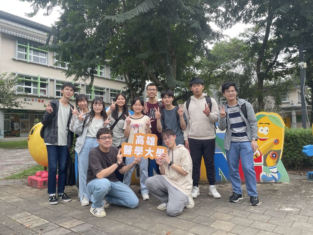 與合作學校教師合影
